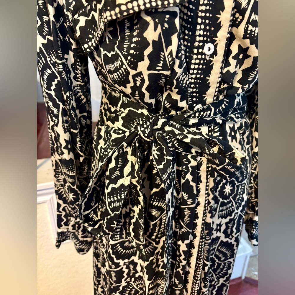 Elegant Omika Black and White Maxi Dress - Picture 3 of 10